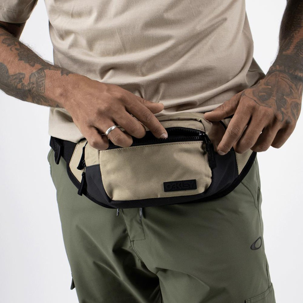 OAKLEY Transit Belt Bag - lifestyle